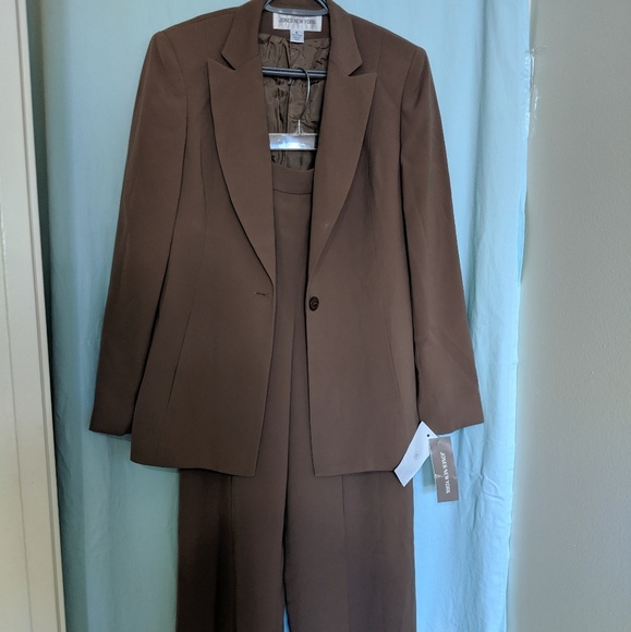 Jacket and pants suit - Picture 1 of 3